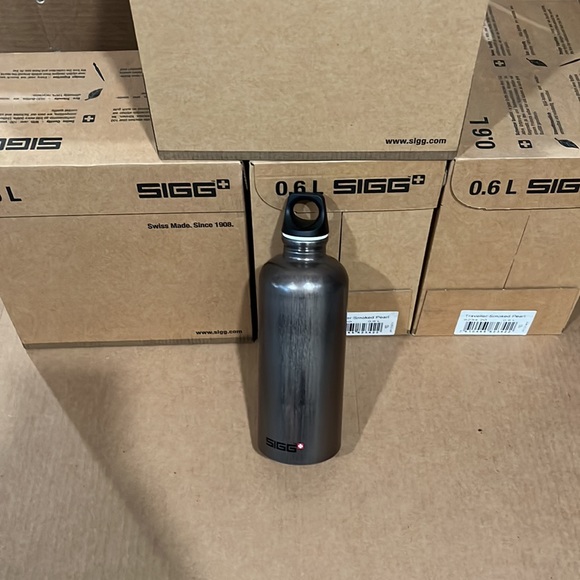 NEW Sigg Traveller .06L Smoked Pearl Water Bottle - Picture 2 of 6